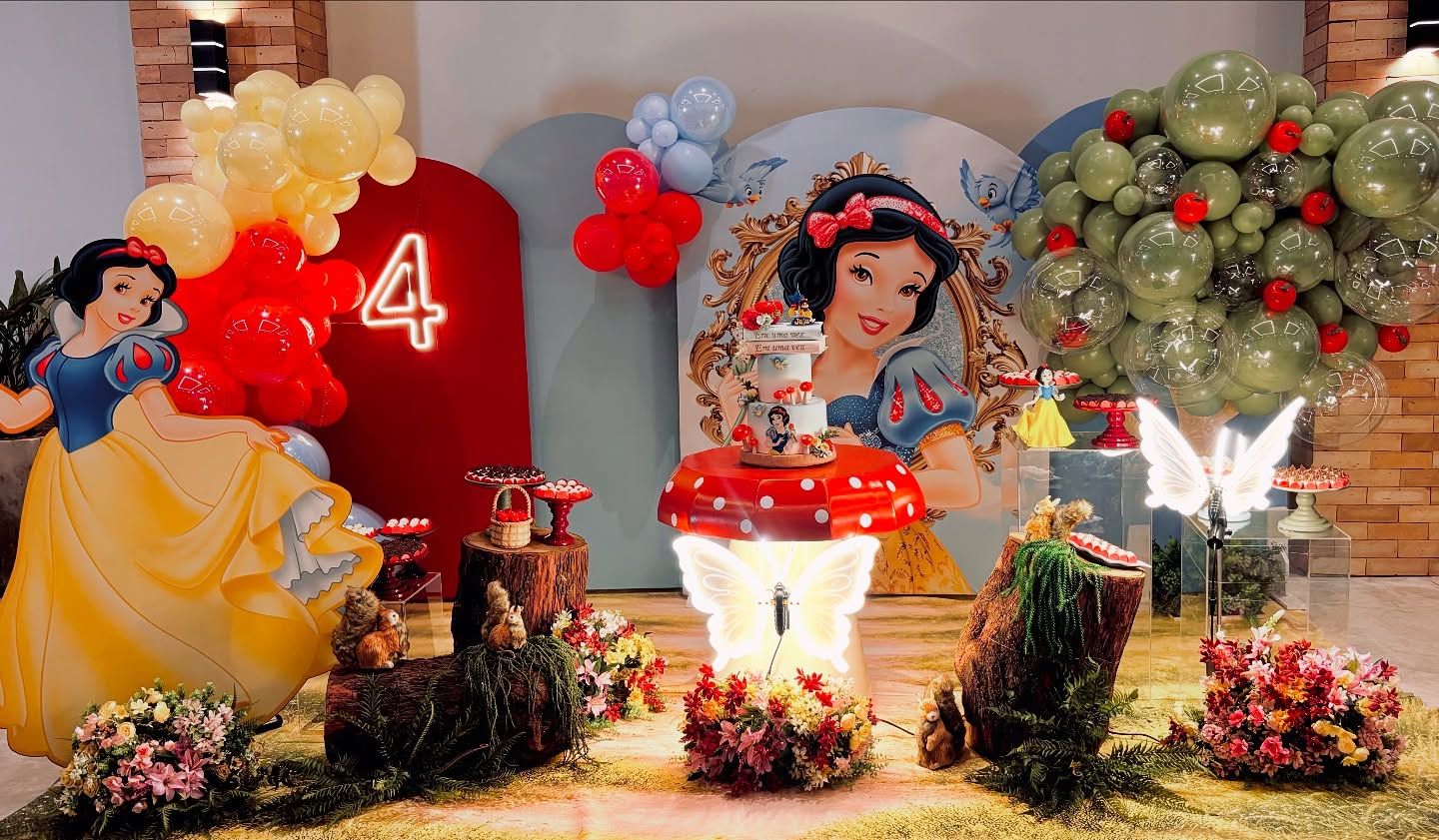 Balões, flores e decoração temática